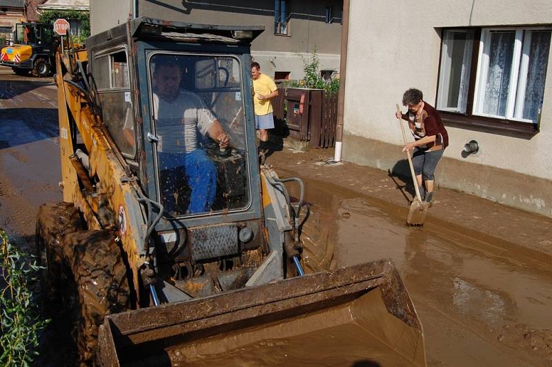 Přívalový déšt zaplavil v noci na pátek obec Stěženy na Královehradecku.