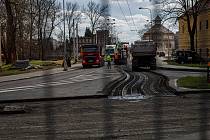 Zcela banální věc, jako je přestavba křižovatky Fortna v Hradci Králové, se dá nafotit netradičně.