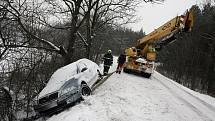 Dopravní situace v pátek 8. ledna 2010: U Třebechovic pod Orebem nepřizpůsobil řidič jízdu stavu vozovky a sjel do příkopu.