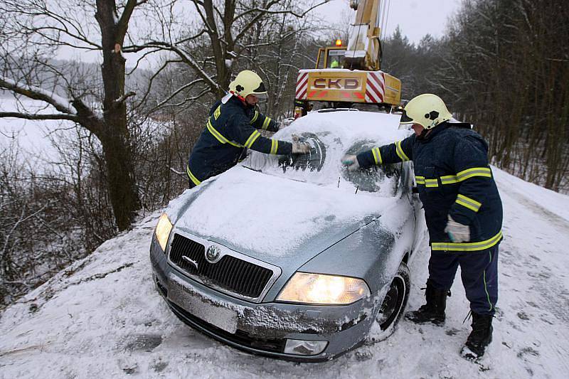 Dopravní situace v pátek 8. ledna 2010: U Třebechovic pod Orebem nepřizpůsobil řidič jízdu stavu vozovky a sjel do příkopu.
