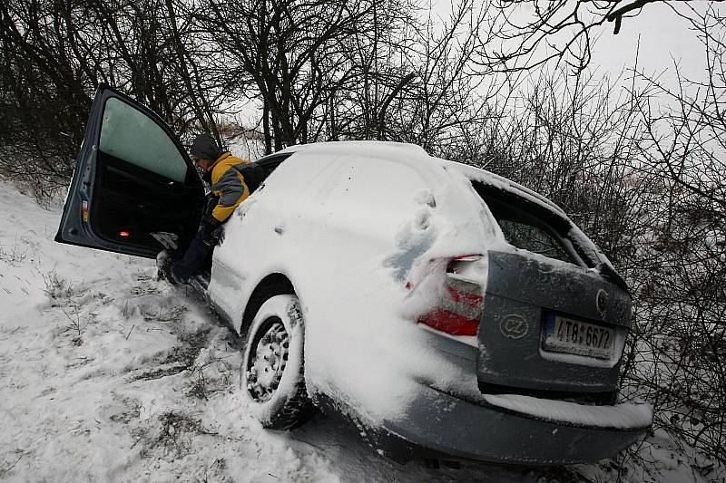 Dopravní situace v pátek 8. ledna 2010: U Třebechovic pod Orebem nepřizpůsobil řidič jízdu stavu vozovky a sjel do příkopu.