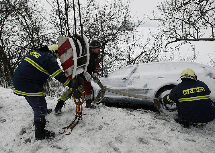 Dopravní situace v pátek 8. ledna 2010: U Třebechovic pod Orebem nepřizpůsobil řidič jízdu stavu vozovky a sjel do příkopu.