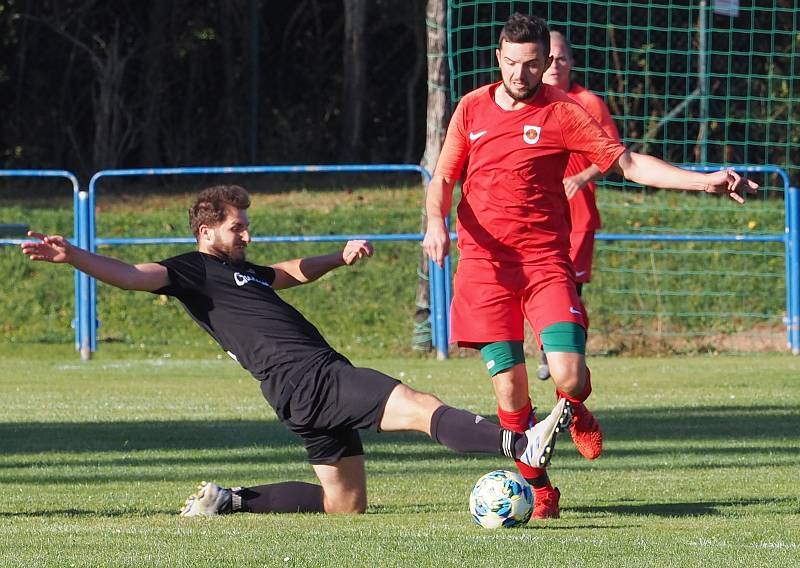 ŠLÁGR. Nechanice (v červeném) ukončily stoprocentní úspěšnost Dobřenicím, když vyhrály na jejich trávníku 2:0.