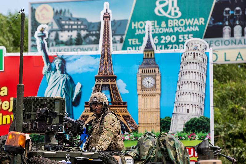 Konvoj americké armády projíždí Českou republikou - zachycen na hraničním přechodu v Náchodě.