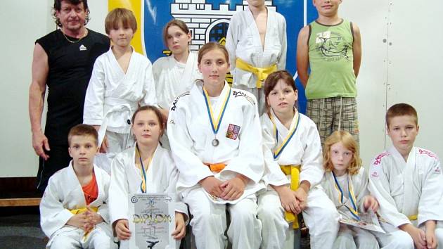 Úspěšná výprava mládežníků Judo Clubu Hradec Králové na turnaji v Michalovcích.