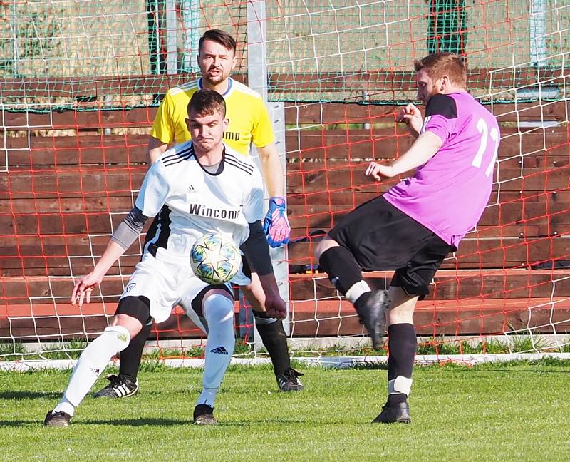 ŠLÁGR „TROJKY“. Fotbalisté Sendražic (v bílém) v souboji prvního se třetím mužstvem tabulky porazili Probluz 3:0.