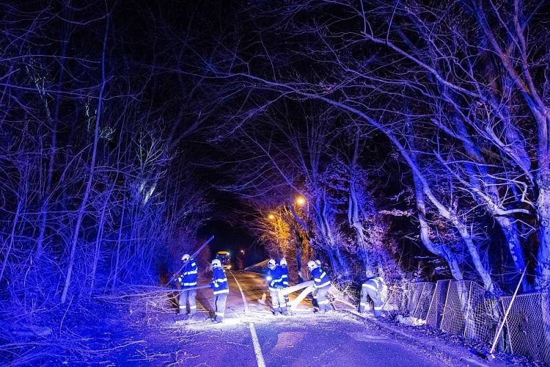 Silný vítr lámal stromy a bral střechy. Hasiči se nezastavili.