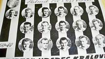 Spartak HK, mistr ligy 1959/60 (tablo) - vlevo: trenér Jiří Zástěra; h. řada zleva: kap. Pičman, Jindra, Paulus, Andrejsek, Hledík, Michálek; prostř. řada zl.: Pokorný, Kvaček, Černý, Krejčí, Malík; d. řada zl: Tomášek, Buranský, Čermák, Macek, Runštuk.