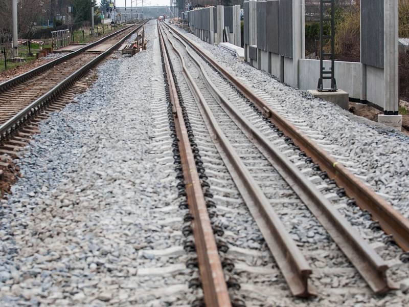 Práce na zdvoukolejnění železniční trati Hradec Králové - Pardubice.