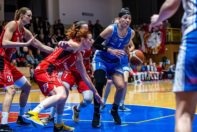 Ženská basketbalová liga: Sokol Nilfisk Hradec Králové - BK Loko Trutnov.