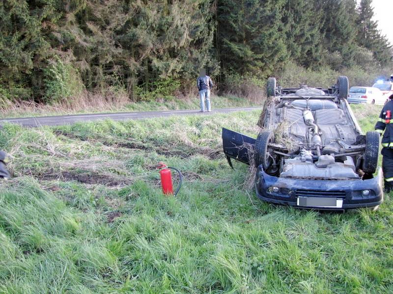 Havárie automobilu Škoda Felicia mezi obcemi Číbuz a Skalice.