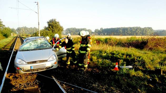 Havárie osobního automobilu na železničním přejezdu v Třebechovicích pod Orebem.