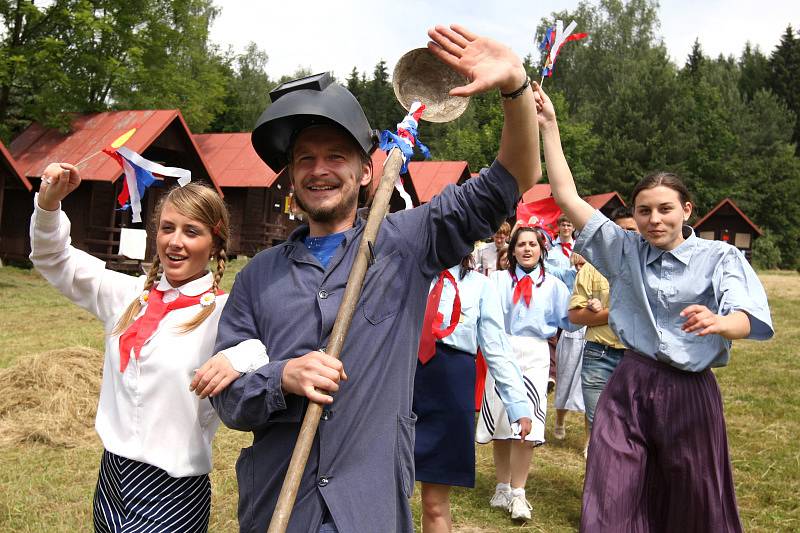 O téměř čtyři desítky let zpět do 70. let minulého století se přenesli studenti gymnázia J. K. Tyla