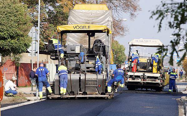 Opravy povrchu vozovky v hradecké Kladské ulici.