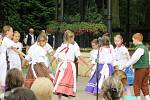 Mezinárodní folklorní festival v královéhradeckých Jiráskových sadech.