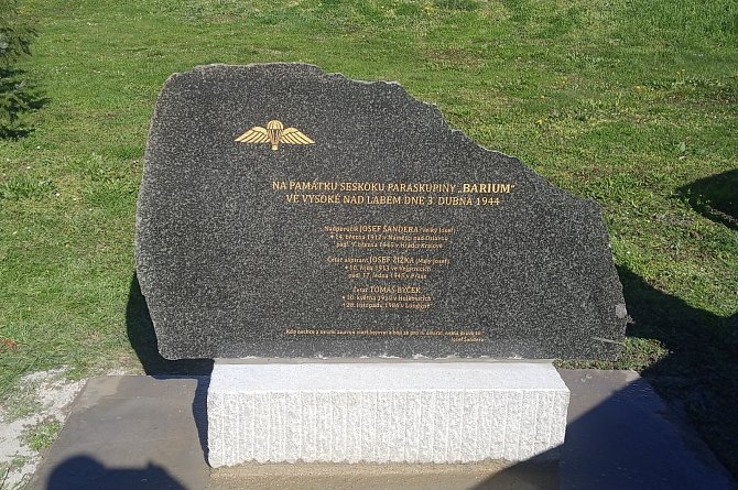 Nový pomník výsadkáře připomíná v parku u hostince U Salavců. Autorem pomníku je kameník František Vyhlídal z Hradce Králové.