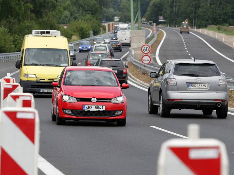 Silniční čtyřpruh mezi Hradcem Králové a Pardubicemi.