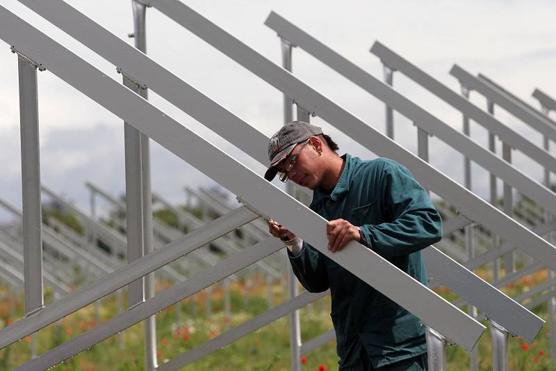 V blízkosti Hradce Králové vyrůstá elektrárna, která bude využívat solární energii.