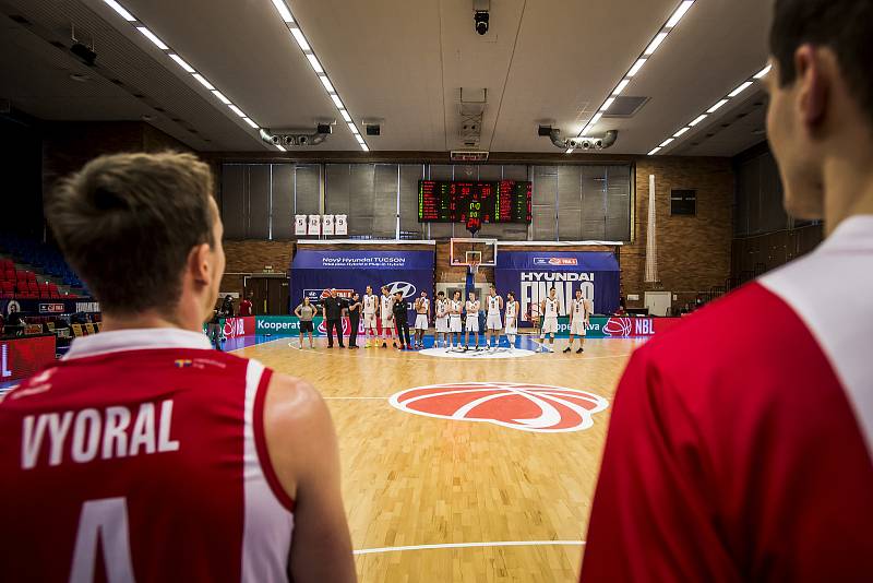 Hradec Králové (v bílém) vs. Pardubice 92:90. Královští sokoli mohli ihned po skončení duelu o bronz slavit.