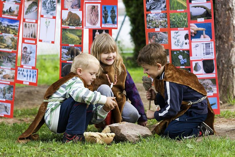 Projekt hradecké mateřské školy Montessori: Cesta do prpavěku - Doba kamenná.