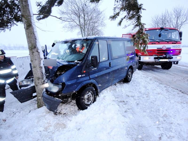 Havárie dodávky s přívěsným vozíkem v hradecké místní části Rusek.