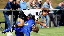 Divizní derby FC Hradec B - Nový Bydžov. Zleva hradecký Josef Dvořák a Karel Špidlen