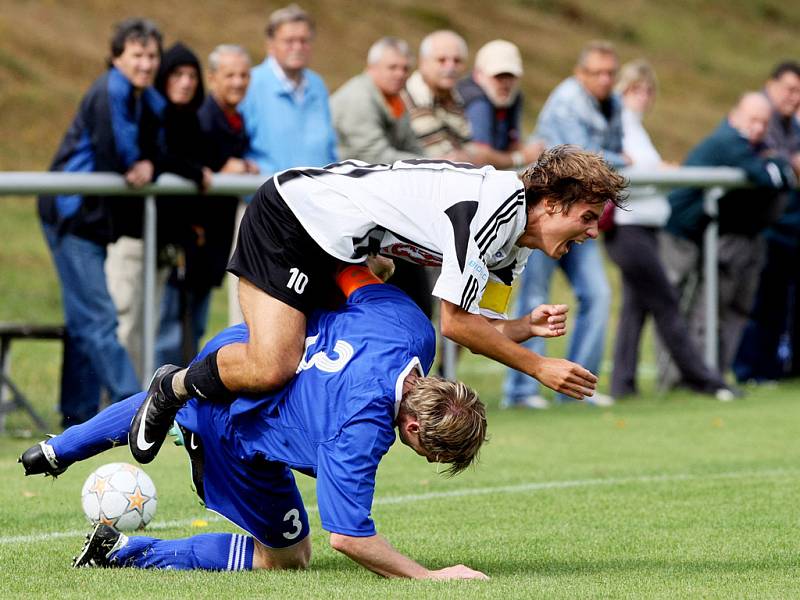 Divizní derby FC Hradec B - Nový Bydžov. Zleva hradecký Josef Dvořák a Karel Špidlen