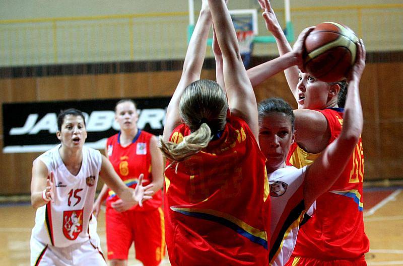 Hradecké basketbalistky vstoupily do nové sezony ŽBL impozantně. Na domácí palubovce porazily po přesvědčivém výkonu pražskou Spartu rozdílem 37 bodů 79:42.