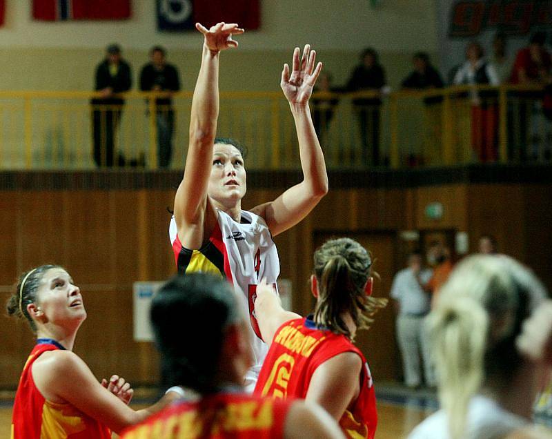 Hradecké basketbalistky vstoupily do nové sezony ŽBL impozantně. Na domácí palubovce porazily po přesvědčivém výkonu pražskou Spartu rozdílem 37 bodů 79:42.