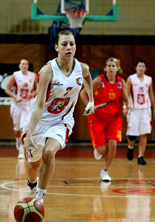 Hradecké basketbalistky vstoupily do nové sezony ŽBL impozantně. Na domácí palubovce porazily po přesvědčivém výkonu pražskou Spartu rozdílem 37 bodů 79:42.