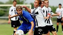 Divizní derby FC Hradec B - Nový Bydžov. Zleva Jakub Šoufek a hradecký Pavel Dvořák.