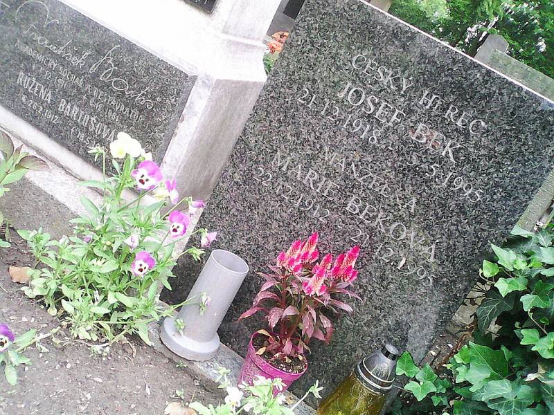 Hrob Josefa Beka na pouchovském hřbitově v Hradci Králové.