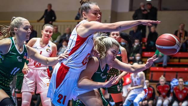 Hradecké basketbalistky (v bílém) doma rozdrtily Ostravu téměř o padesát bodů.