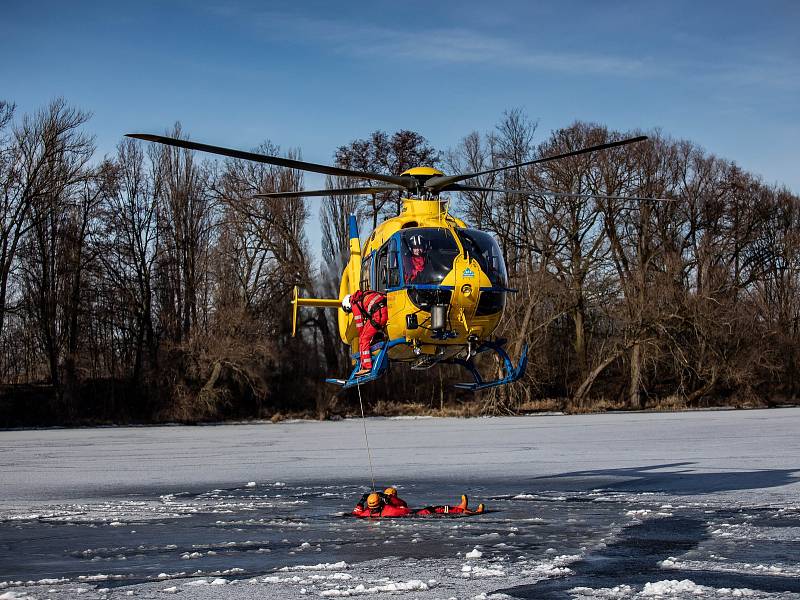 Výcvik leteckých záchranářů HZS společně s leteckou záchrannou službou. Záchranáři cvičili vyproštění osoby, pod kterou se probořil led, pomocí vrtulníku. Cvičení probíhalo v Hradci Králové nedaleko heliportu LZS.