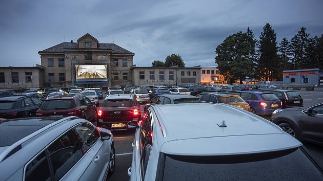 První hradecké autokino na bývalém letišti hlásilo: "Vyprodáno".