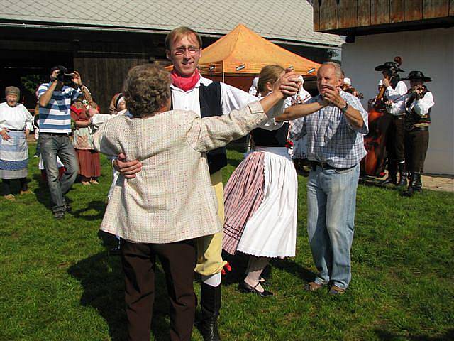 Dočesná, slavnost ukončující sklizeň chmele, na Šrámkově statku (září 2010).