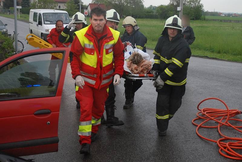 Dopravní nehoda ve středu večer na silnici č. 11 u křižovatky na Lhotu pod Libčany. 