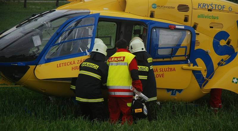 Dopravní nehoda ve středu večer na silnici č. 11 u křižovatky na Lhotu pod Libčany. 