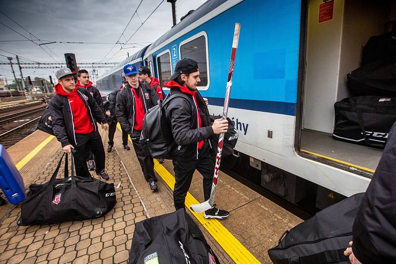 Odjezd hokejistů společně s fanoušky vlakem do Štýrského Hradce na zápas ligy mistrů.