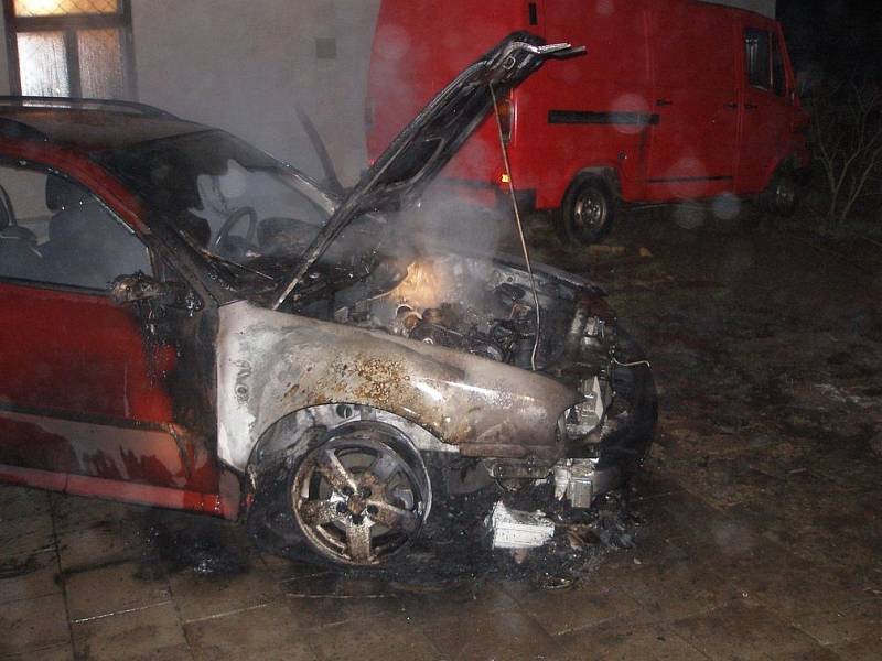 Po příjezdu hasičů na místo hořel motorový prostor a zadní část Škody Octavia Combi.