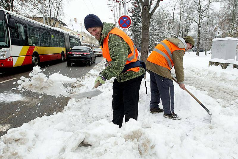 Odklízení sněhu v ulicích Hradce, 14. ledna 2010.