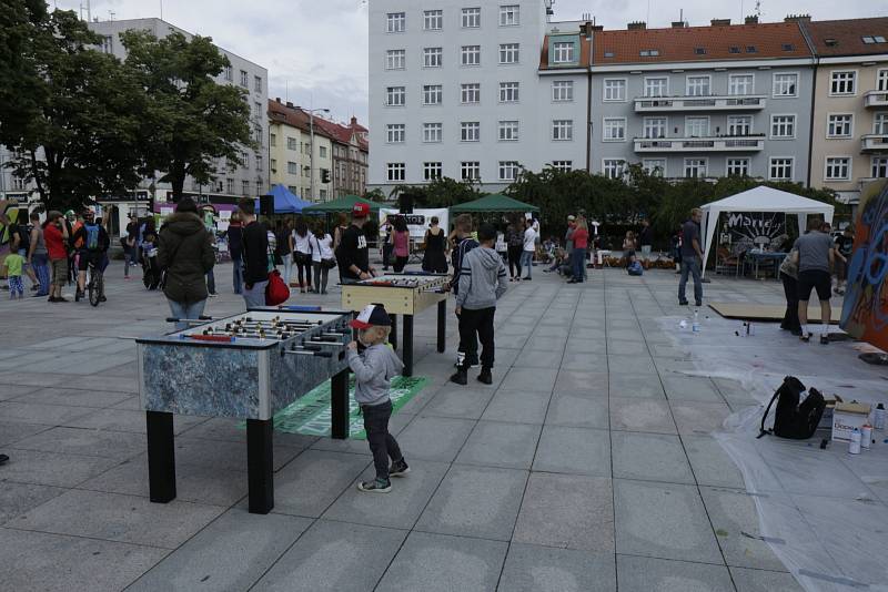  Ulrichovo náměstí v Hradci Králové ovládli sprejeři.