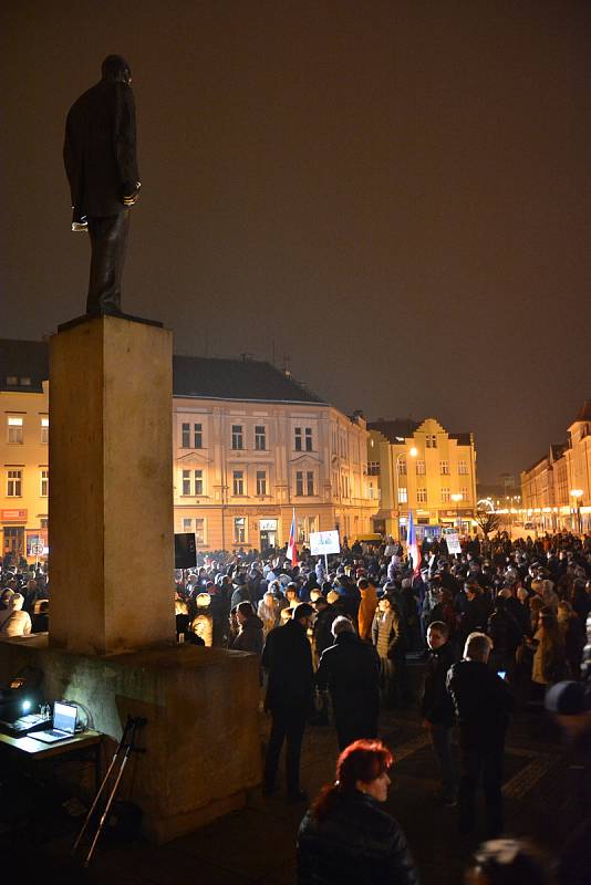 Demonstrace proti nově zvolenému předsedovi komise pro kontrolu GIBS Zdeňku Ondráčkovi v Hradci Králové.