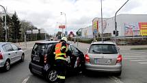 Dopravní nehoda dvou osobních automobilů v královéhradecké ulici Víta Nejedlého.