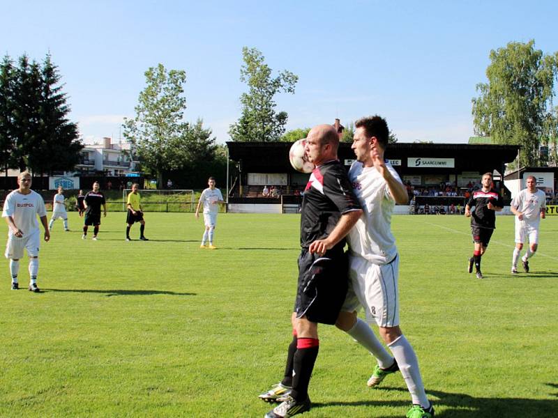 Krajský přebor ve fotbale: Červený Kostelec - Slavia Hradec Králové.