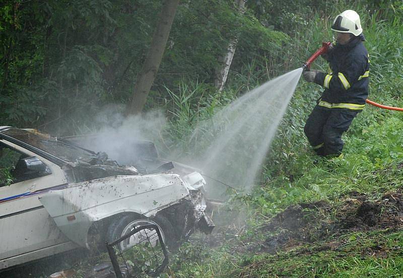 Havárie automobilu na plynový pohon u Blešna v pondělí 29. června 2009.