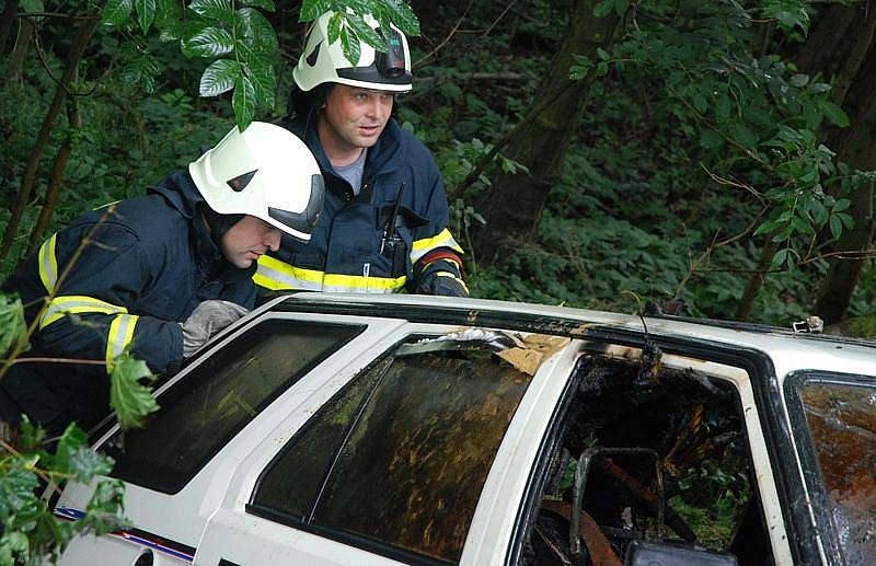 Havárie automobilu na plynový pohon u Blešna v pondělí 29. června 2009.