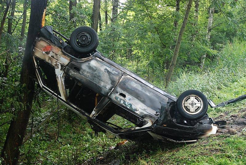 Havárie automobilu na plynový pohon u Blešna v pondělí 29. června 2009.