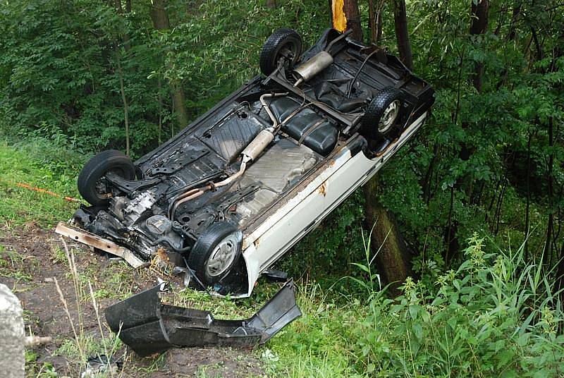 Havárie automobilu na plynový pohon u Blešna v pondělí 29. června 2009.