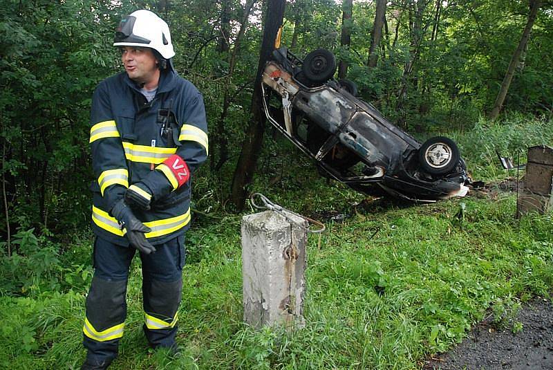 Havárie automobilu na plynový pohon u Blešna v pondělí 29. června 2009.